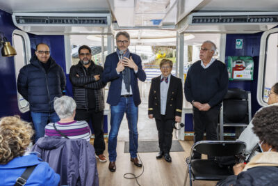 Le Maire de Villeneuve-la-Garenne fait un discours à bord de la péniche Marie-Louise - Agrandir l'image 3 sur 6, fenêtre modale