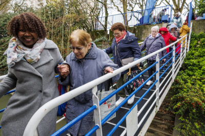 Des Villenogarennois montent à bord de la péniche Marie-Louise de Villeenuve-la-Garenne - Agrandir l'image 2 sur 6, fenêtre modale