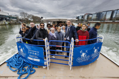 Le Maire et des Villenogarennois à bord de la péniche Marie-Louise - Agrandir l'image 4 sur 6, fenêtre modale