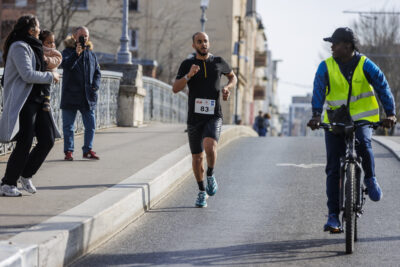 Homme qui court pour la course Egal Run de Villeneuve-la-Garenne - Agrandir l'image 4 sur 6, fenêtre modale