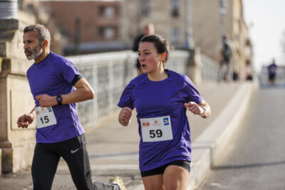Couple de coureurs qui courent pour la course Egal Run de Villeneuve-la-Garenne - Agrandir l'image 3 sur 6, fenêtre modale