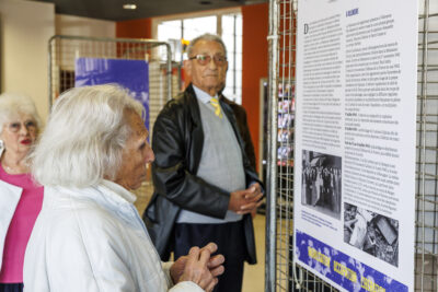 Un couple de personnes âgées regarde l'exposition sur la Seconde Guerre Mondiale à Villeneuve-la-Garenne - Agrandir l'image 3 sur 6, fenêtre modale