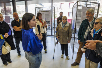 Une femme présente l'exposition lords du vernissage de l'exposition sur la Seconde Guerre Mondiale à Villeneuve-la-Garenne - Agrandir l'image 4 sur 6, fenêtre modale