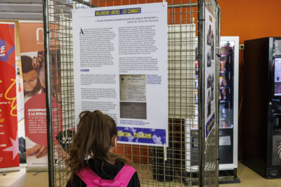 Une petite fille regarde un panneau d'exposition sur la seconde guerre mondiale - Agrandir l'image 1 sur 6, fenêtre modale