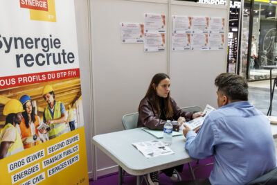 Deux personnes font un entretien lors du forum de l'epmoi - Agrandir l'image 1 sur 6, fenêtre modale