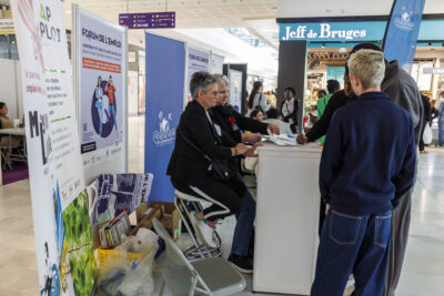 Plusieurs personnes sont au point d'information du forum emploi de Villeneuve-la-Garenne - Agrandir l'image 2 sur 6, fenêtre modale
