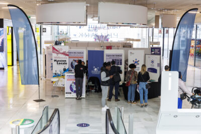 Plusieurs personnes sont au point d'information du forum emploi de Villeneuve-la-Garenne - Agrandir l'image 5 sur 6, fenêtre modale