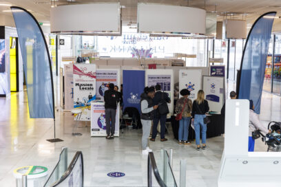 Plusieurs personnes sont au point d'information du forum emploi de Villeneuve-la-Garenne - Agrandir l'image, fenêtre modale