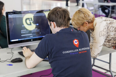 Le conseiller numérique de Villeneuve-la-Garenne au forum emploi de la ville - Agrandir l'image 6 sur 6, fenêtre modale