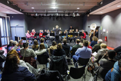 Pluseurs personnes sont assises dans la salle de concert Virtuoz CLub à Villeneuve-la-Garenne pour le concert de l'orchestre d'Harmonie de l'école de musique. - Agrandir l'image 4 sur 6, fenêtre modale
