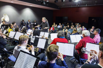 Plusieurs personnes jouent du saxophone avec un maître d'orchestre - Agrandir l'image 5 sur 6, fenêtre modale