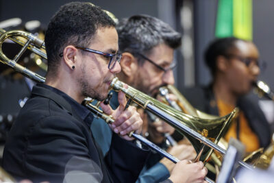 2 hommes jouent de la trompettes dans le cadre d'un concert. - Agrandir l'image 6 sur 6, fenêtre modale
