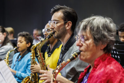 Deux hommes et une femmes sont en train de jouer du saxophone - Agrandir l'image 3 sur 6, fenêtre modale