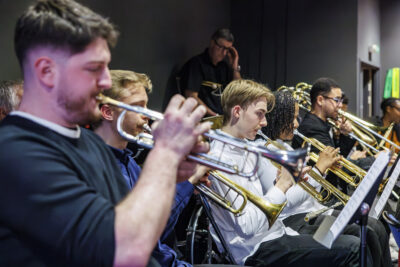 Plusieurs personnes sont en train de jouer de la trompette. - Agrandir l'image 1 sur 6, fenêtre modale