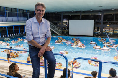 Pascal Pelain, le Maire de Villeneuve-la-Garrenne à la piscine municipal pour l'événement ciné piscine - Agrandir l'image 1 sur 6, fenêtre modale
