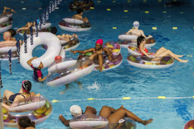 Plusieurs enfnat sur des bouées à la piscine de Villeneuve-la-Garenne dans le cadre de l'événement ciné piscine - Agrandir l'image 2 sur 6, fenêtre modale