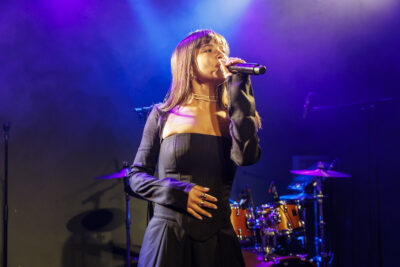 La chanteuse Ouidad tient son micro sur la scène du Virtuoz club à Villeneuve-la-Garenne - Agrandir l'image 1 sur 6, fenêtre modale