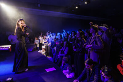 La chanteuse Ouidad chante sur la scène du Virtuoz club à Villeneuve-la-Garenne, devant un public nombreux. - Agrandir l'image 3 sur 6, fenêtre modale