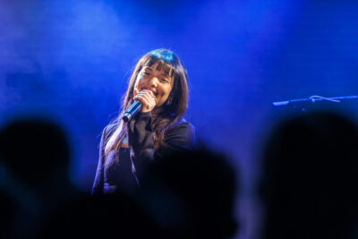 La chanteuse Ouidad tient son micro sur la scène du Virtuoz club à Villeneuve-la-Garenne - Agrandir l'image 4 sur 6, fenêtre modale