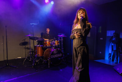 La chanteuse Ouidad tient son micro sur la scène du Virtuoz club à Villeneuve-la-Garenne - Agrandir l'image 2 sur 6, fenêtre modale