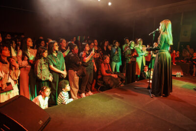 La chanteuse Ouidad chante sur la scène du Virtuoz club à Villeneuve-la-Garenne, devant un public nombreux. - Agrandir l'image 5 sur 6, fenêtre modale