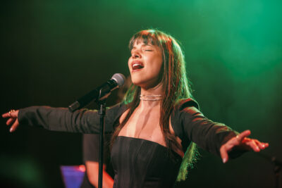 La chanteuse Ouidad chante sur la scène du Virtuoz club de Villeneuve-la-Garenne. - Agrandir l'image 6 sur 6, fenêtre modale