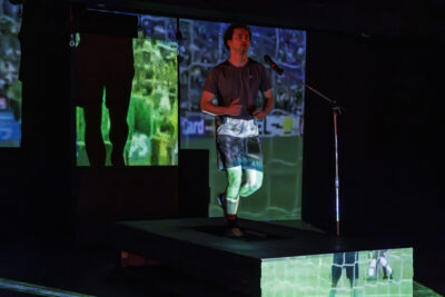 Un comédien court sur un tapis de course sur la scène de la salle André-Malraux à Villeneuve-la-Garenne - Agrandir l'image 1 sur 6, fenêtre modale