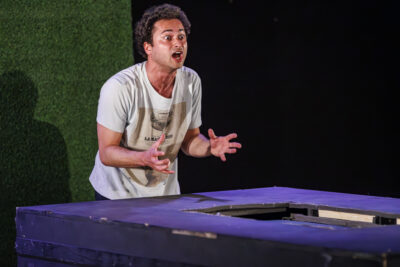 Un comédien crie dans le cadre de son spectacle à Villeneuve-la-Garenne - Agrandir l'image 2 sur 6, fenêtre modale