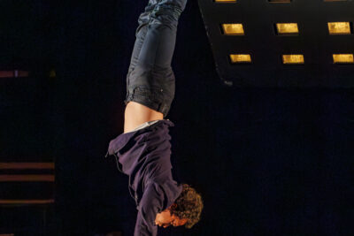 Un comédien fait le piquet dans le cadre de son spectacle à Villeneuve-la-Garenne - Agrandir l'image 4 sur 6, fenêtre modale