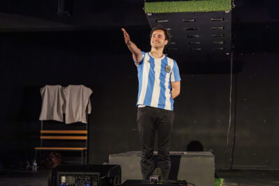 Un comédien salue le public pour la fin de son spectacle à Villeneuve-la-Garenne - Agrandir l'image 5 sur 6, fenêtre modale