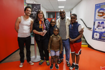 Un comédien avec d'autres personnes prennent une photo pour la fin du spectacle - Agrandir l'image 6 sur 6, fenêtre modale