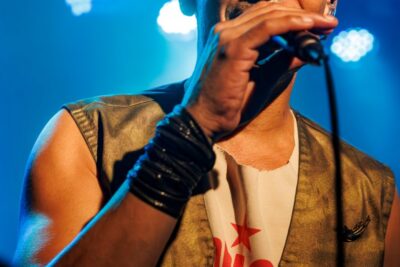 Le chanteur David Walters tient son micro sur scène - Agrandir l'image 3 sur 6, fenêtre modale