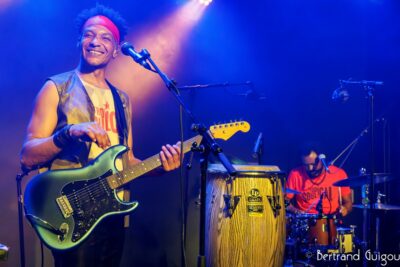 Le chanteur David Walters sourit sur scène. - Agrandir l'image 4 sur 6, fenêtre modale