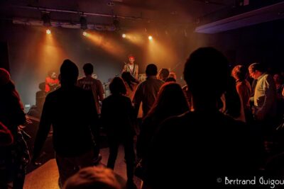 Le chanteur David Walters chante devant un public - Agrandir l'image 5 sur 6, fenêtre modale