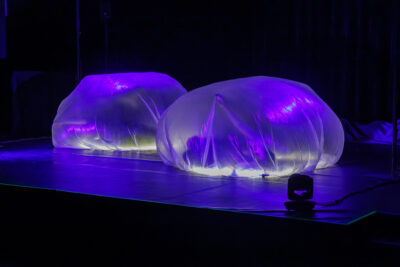 Un homme et une femme sont sur scène avec deux baches en forme de bulle pour leur spectacle conciliabule à Villeneuve La Garenne  - Agrandir l'image 1 sur 6, fenêtre modale