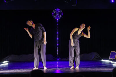 Les danseurs posent de façon asymétrique et expressive  - Agrandir l'image 4 sur 6, fenêtre modale